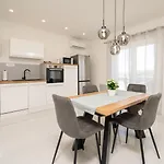 Gracin - Brand New With Terrace And Seaview Lägenhet *