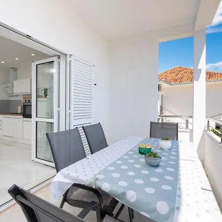 Gracin - Brand New With Terrace And Seaview Apartmán Trogir